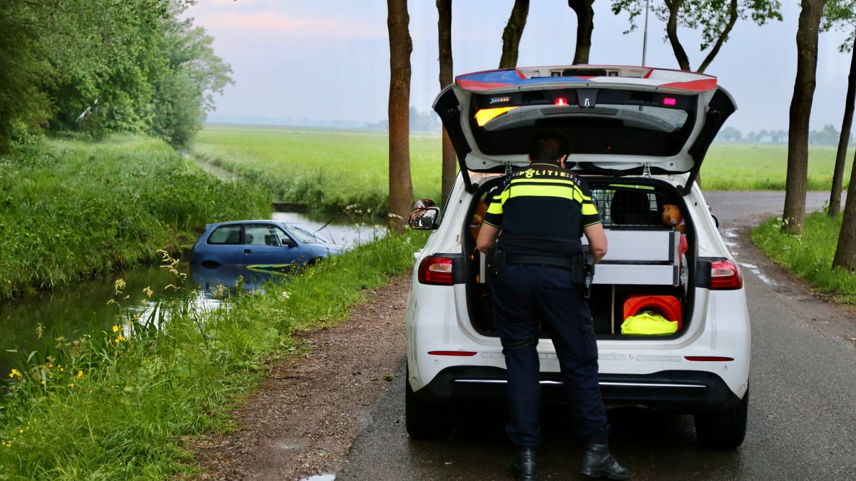 Op het Recht van ter Leede in Leerdam is een auto te water geraakt. Inzittenden zijn uit het voertuig en niet gewond.