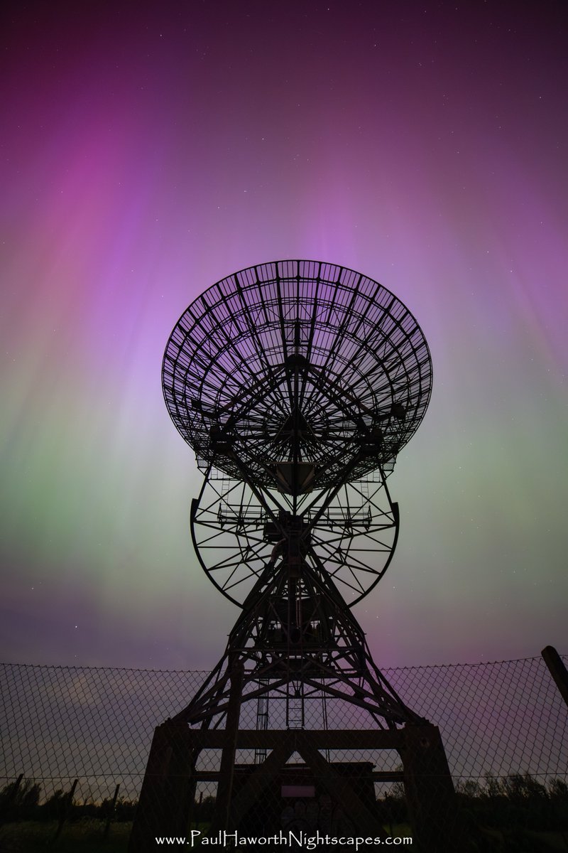 📡✨Beaming✨📡 The aurora on Friday was so insanely huge at times that I couldn't even capture its entire height with a 14mm lens in portrait! Here are those wonderful colours above the One Mile Telescope outside Cambridge, UK. Still buzzing. 🤩 @StormHour #aurora