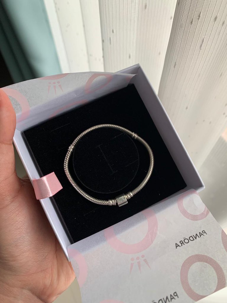 smoocheice's tweet image. haii aku mau jual pandora ade aku yg baru di beli krn salah size!! ini barrel clasp snake chain bracelet size 17 yaaa ada box dan paperbag 

#Pandora #Prelovedpandora WTS WTB PANDORA