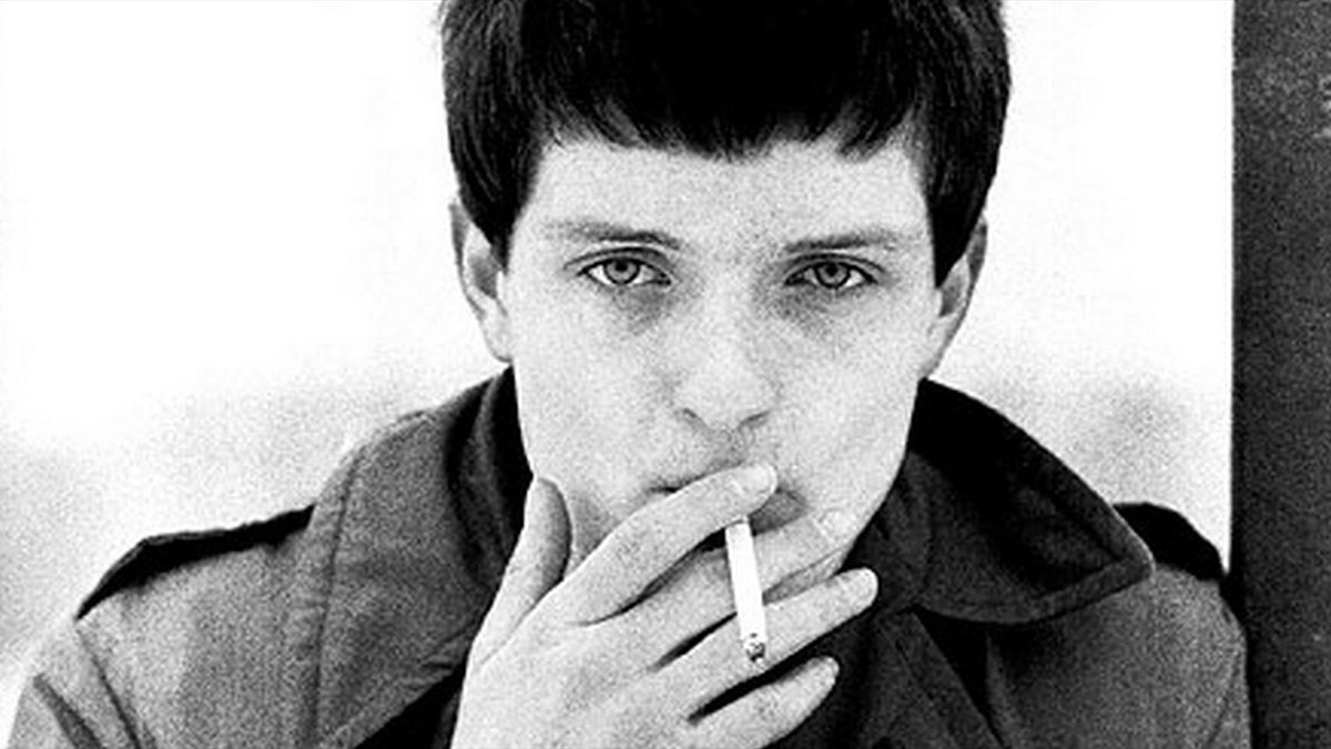 El 18 de mayo de 1980 muere Ian Curtis, cantautor, compositor y poeta británico. 
Como líder de Joy Division tuvo una breve pero exitosa y trascendente carrera, tomando los roles de compositor y vocalista. Se ahorcó en la cocina de su casa #undiacomohoy hace 44 años.