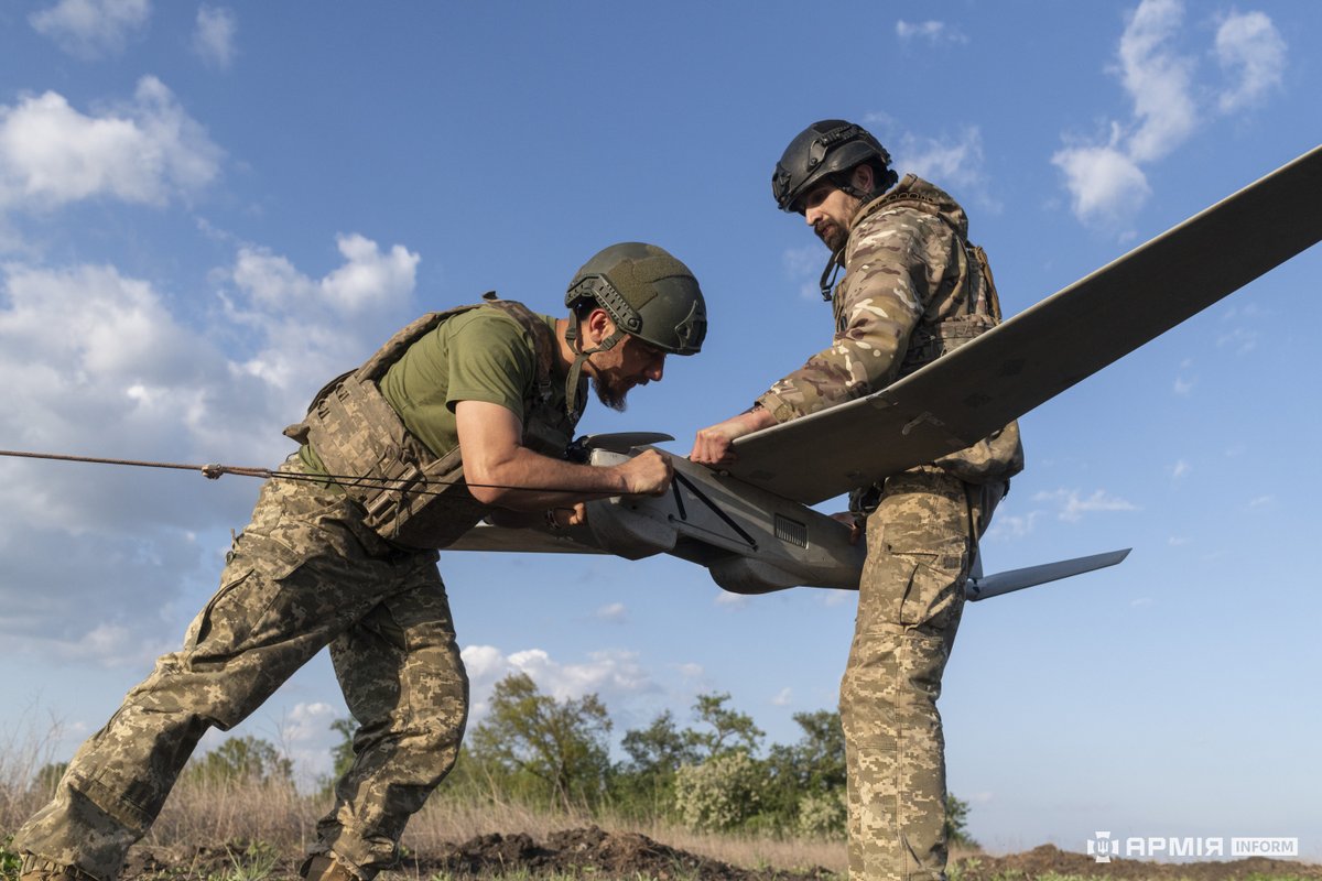 One more story about Ukrainian paratroopers: this time we met with Ivan and his squad from 148th brigade, who are using US-made drone RQ-20 Puma to defeat russians 🔗armyinform.com.ua/2024/05/13/148…