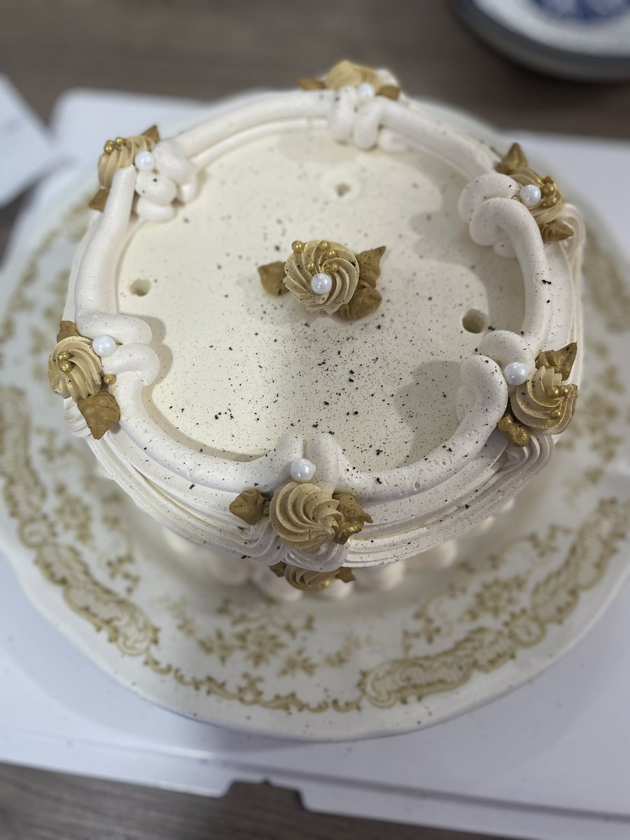 素敵なBirthday cake 🎂 が
日本から届きました🥹

綺麗な陶器のお皿に乗っていて
なんとも美しい...🥰🥰

盛大な花火の後、
至る所に灰が飛び散ったけれどw

とっても美味しいケーキでした🍰

#malaysialife
#ありがとう