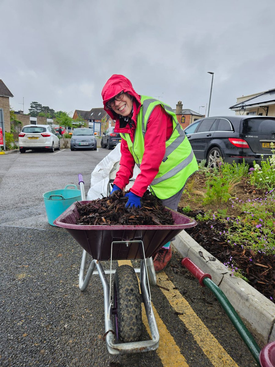 Saxmundham railway station adopters working hard in the elements today...well done 🙂 #eastsuffolk #railway East Suffolk Lines Saxmundham Town Council #eastsuffolkone #local #radio