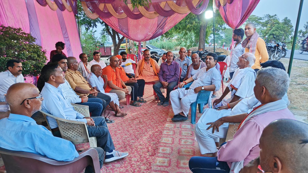 पटेरहा मंगलपुर में श्री मनोज राव जी की माता जी के ब्रह्मभोज कार्यक्रम में सम्मिलित होकर दिवंगत आत्मा को श्रद्धांजलि अर्पित की एवं शोक संतप्त परिजनों को ढांढस बंधाया। @BJP4India @BJP4UP