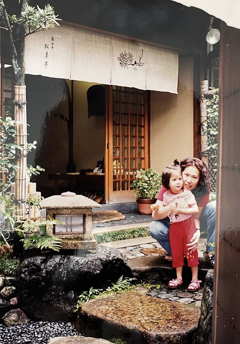 nuriape__'s tweet photo. Esta es mi mamá Makiko, y acaba de abrir su negocio en japón así que agradecería mucho si pudierais compartir para que llegue a quien pueda estar interesadx🙏🏻 vende productos artesanales japoneses a todo el mundo (ahora envío gratuito) y organiza excursiones personalizadas por 🇯🇵 https://t.co/MI8htLH9Mk