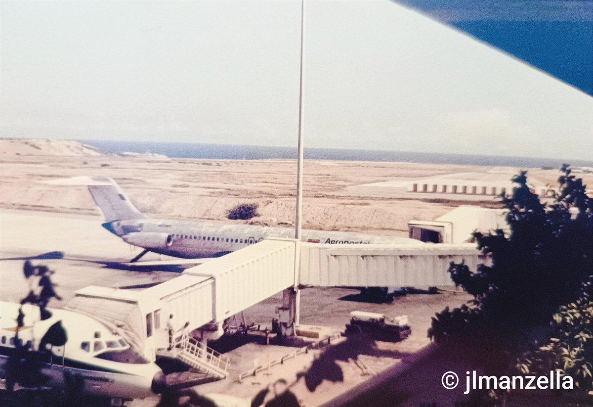 De mi colección personal. Aeropostal DC-9-51 (YV-32C y N672MC). Aeropuerto Internacional de Maiquetía (VEN) Mar/88 @MD80com @90B717 @edelweiss330 @MadDogSeries @ClassicsPlanes @zitro_eduardo @pedromolero83 @jonathan9782 @retro748 @ramirezvictore @n194at @MaestroFlying @flydeck60