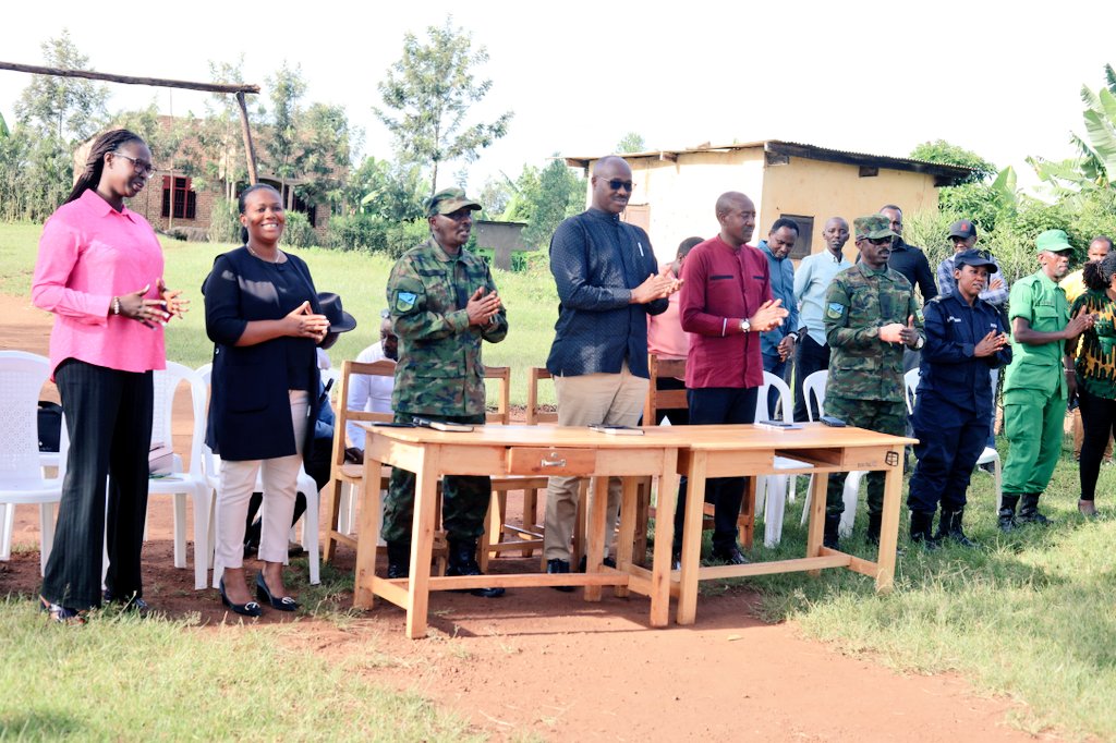 Ku gicamunsi cy'uyu munsi Guverineri @PudenceR ari kumwe n'abayobozi b'inzego z'umutekano bifatanyije n'ubuyobozi bw'Akarere n'abaturage b'Umurenge wa Gahengeri mu Nteko z'abaturage zateraniye mu Kagari ka Kibare. #UmuturageKuIsonga