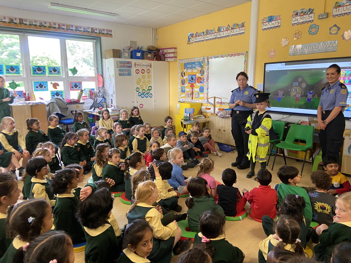 It was great to have Garda Linda & Garda Ciara in with us today visiting all classes to speak to students about their work👮🏻‍♀️👮🏼‍♀️@GardaTraffic @Dundrum_info