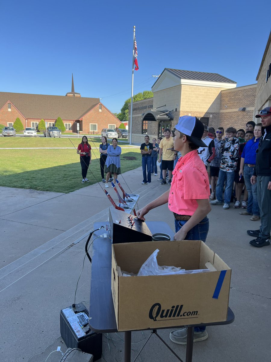 This morning was the annual 6th-Grade Rocket Launch! After a slight delay, it went off without a hitch! Great job @kellybrooke627 & @CoachLiv84 (and Justin Johnson)!! 🚀 🚀 🚀 @NASA