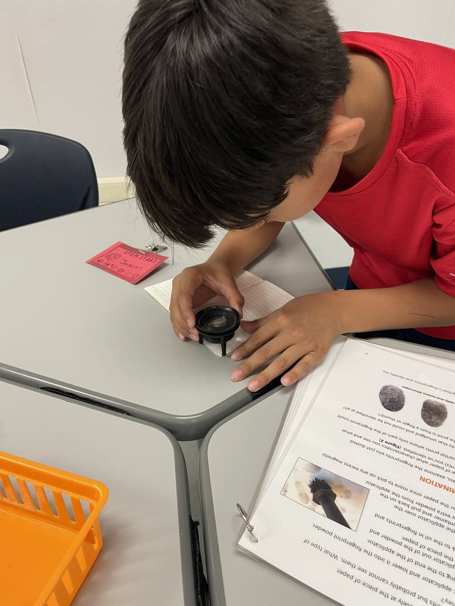 3rd grade starting their forensic science lesson from @PaxPatLearning. They loved examining their fingerprints. @NISDMichael @NISDSTEMLabs