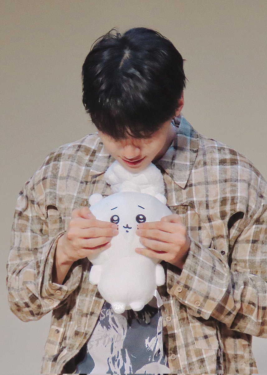 g_jin608_22's tweet photo. 240514 제이제이뮤즈
☀️: 울지마 근데 머리에 이건 뭐야 브로콜리야?
💙: 노루궁뎅이버섯
☀️: !!!!!!
#이진혁 #LEEJINHYUK https://t.co/WEUiWWIter