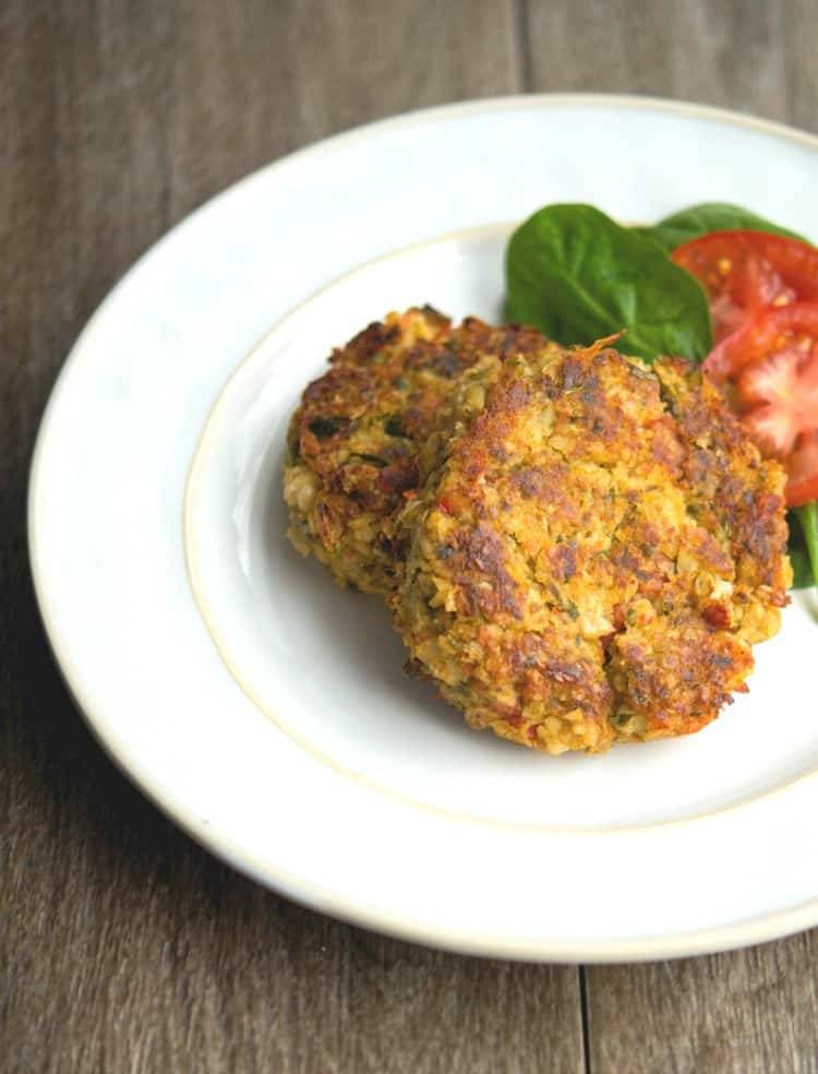 Italian Cannellini Bean Burgers made with beans, oats, spinach, tomatoes, garlic and mushrooms. RECIPE--> carriesexperimentalkitchen.com/italian-cannel…