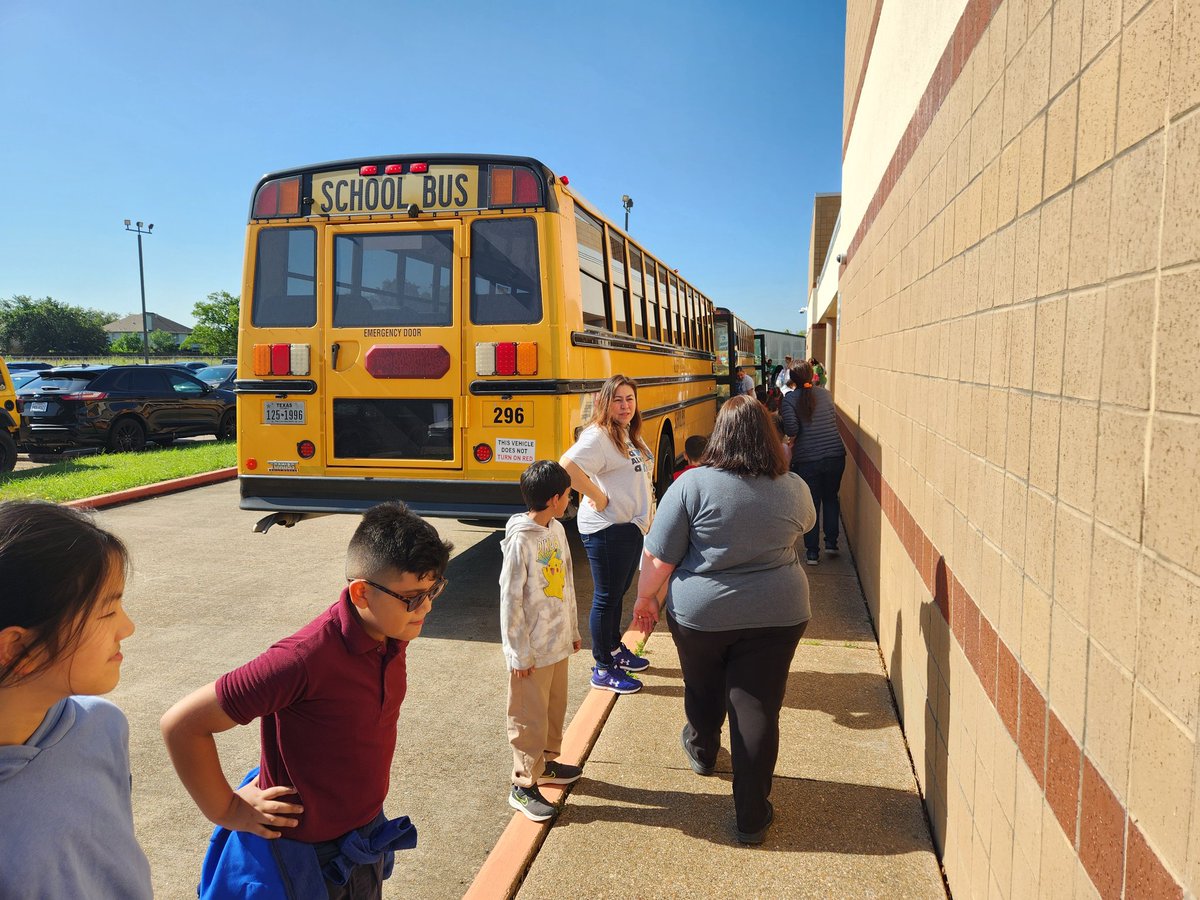 PK @Jefferson_ELC Jays learned all about going to a big school from the @hearnehusky Huskies. Thank you for the tour and treat! @AliefISD @AliefPreK