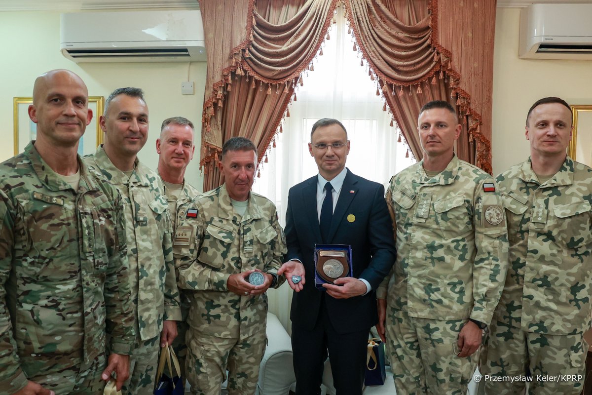 BBN_PL's tweet image. Prezydent @AndrzejDuda spotkał się w Katarze z polskimi żołnierzami, pełniącymi służbę w ramach XV zmiany PKW IRAK #InherentResolve

Polacy realizują na Bliskim Wschodzie zadania w ramach Sił Globalnej Koalicji, szkoląc oraz doradzając irackim i jordańskim Siłom Specjalnym w