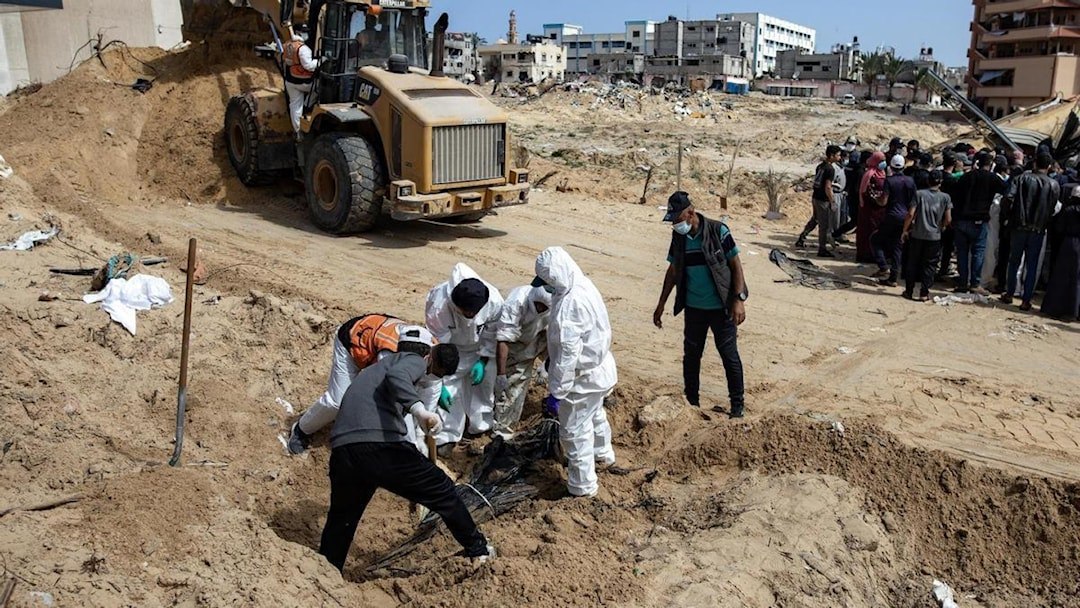 Encuentran en Gaza más de 520 cadáveres en siete fosas comunes La mayoría de los cuerpos eran mujeres y niños. El Consejo de de Seguridad de la ONU pidió que se inicie una investigación urgente. Vía: Al Mayadeen.