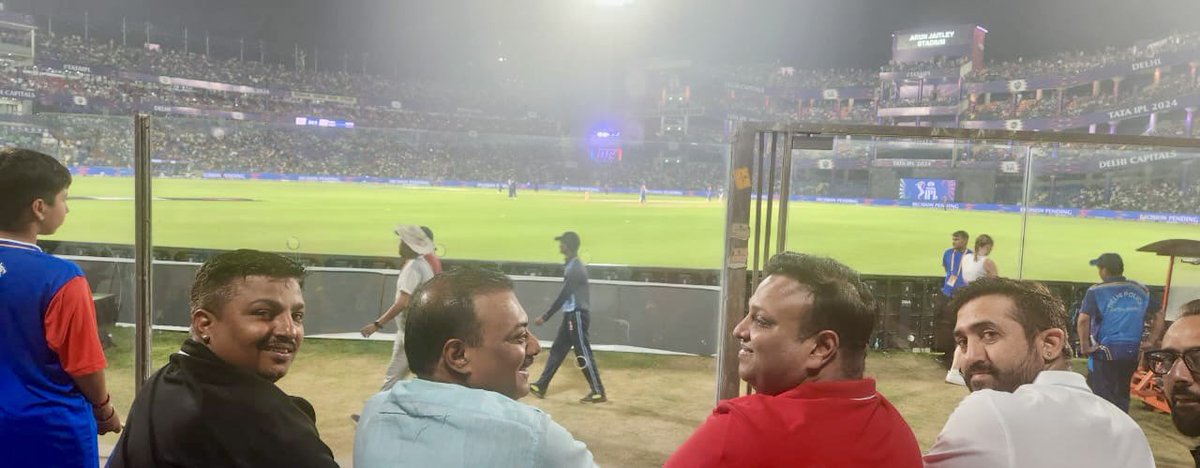 naveenjindalbjp's tweet photo. दिल्ली में #dcvslsg मैच का दोस्तों संग आनंद लिया गया। https://t.co/feO0qTDbis