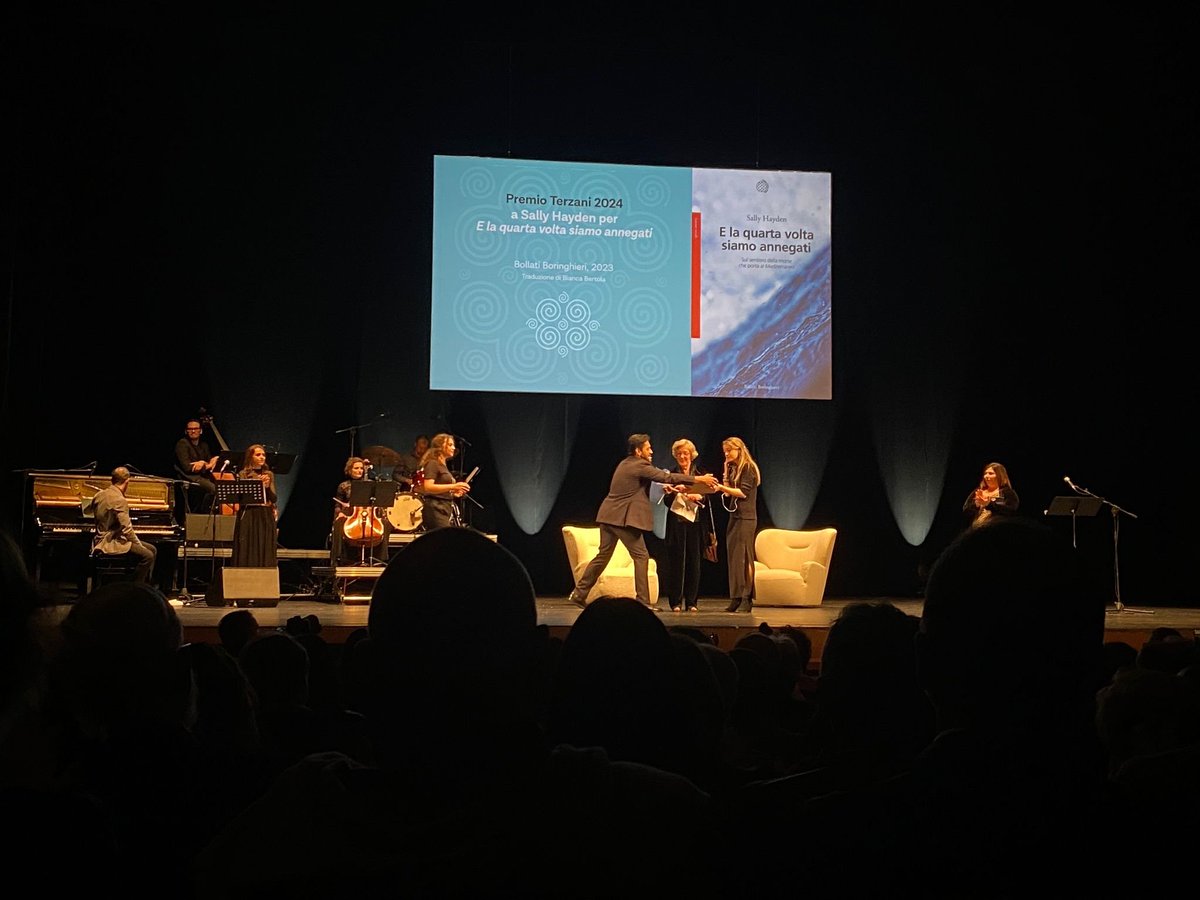 Some photos from the Terzani International Literary Prize ceremony on Sat (I’m still overwhelmed). This book winning such a major prize in Italy feels like a vote of empathy with those suffering at Europe’s borders, & solid recognition of the wrongdoing being done in our names 1/