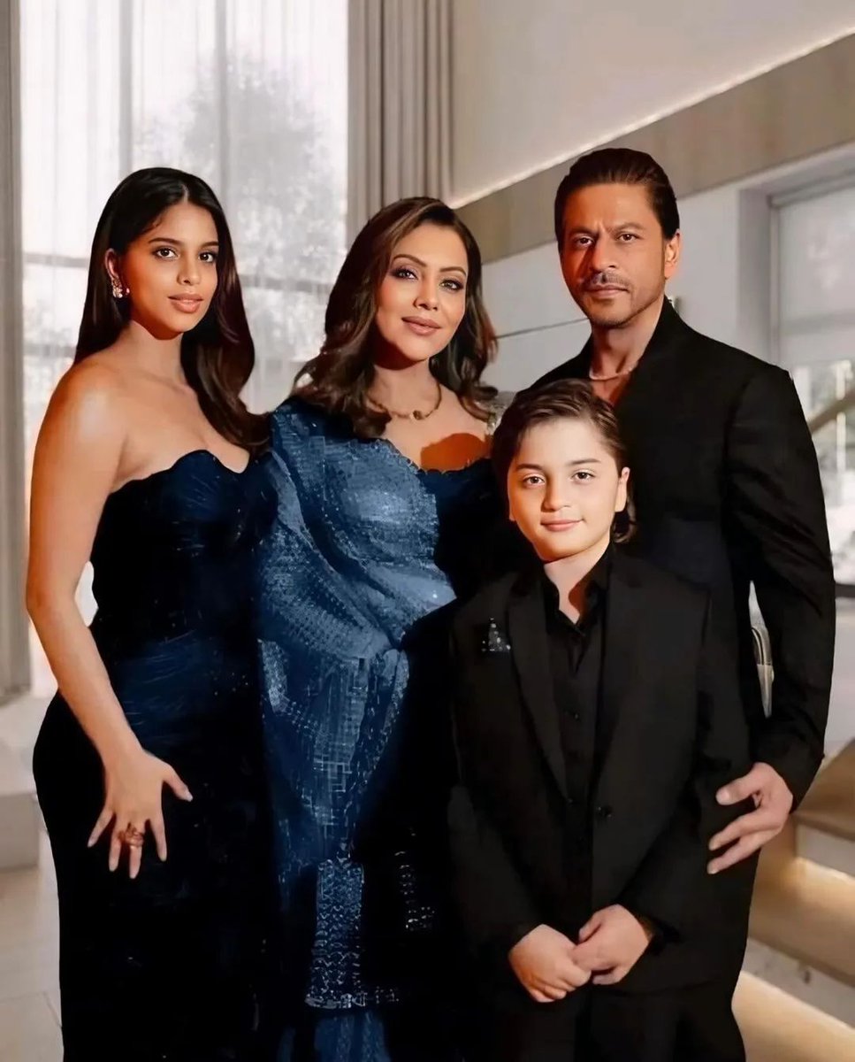 Royal Family 😍 @iamsrk @gaurikhan #SuhanaKhan and #AbRamKhan in an elegant family photo 😊

#ShahRukhKhan𓀠 #SRK #KingKhan #Baadshah #Srkians