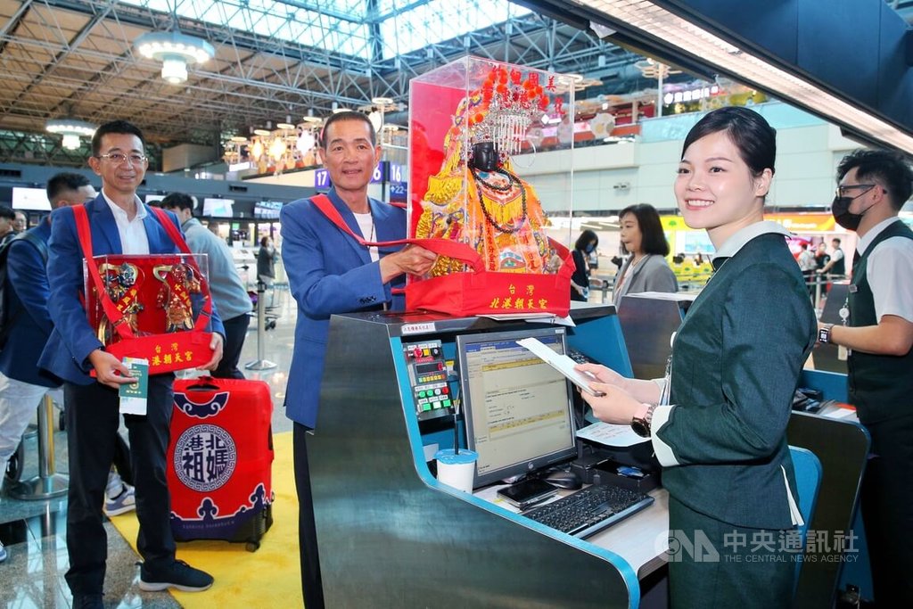 [PHOTO] The sea goddess Mazu from Beigang Chaotian Temple in Yunlin County is buckled up on a EVA Air jet before embarking a 12-day trip to the United States for religious events in San Francisco, Houston and New York. focustaiwan.tw/photos/2024051…