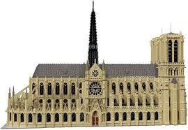 Lego wypuściło model katedry Notre-Dame. 4383 klocki, 33 cm wysokości, 22 x 41 cm. „Ten model przenosi Cię w historię budowy dzieła, od położenia kamienia węgielnego w 1163 roku po majestatyczny wygląd przed pożarem w 2019 roku, poprzez prace remontowe architekta Viollet-le-Duc.”