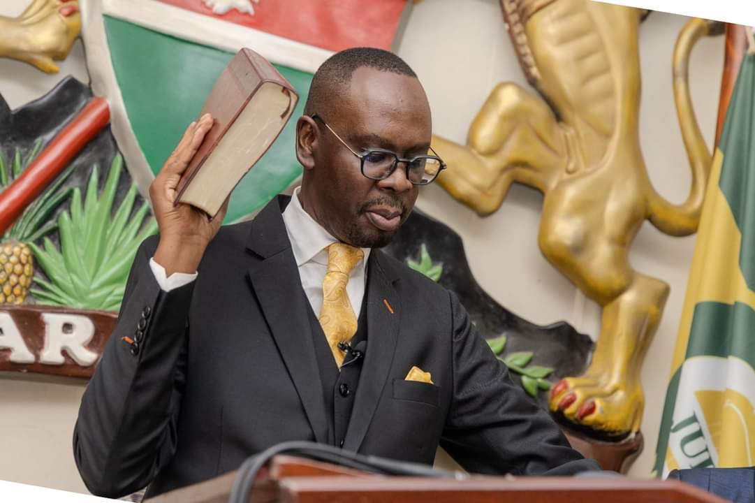 Congratulations to my senior, friend and colleague @omwanza on your swearing in as the @LawSocietyofKe Male Representative to the @jsckenya. You have the inviolable duty to be the foremost defender of administration of Justice, and I believe you are up to the task. . You can