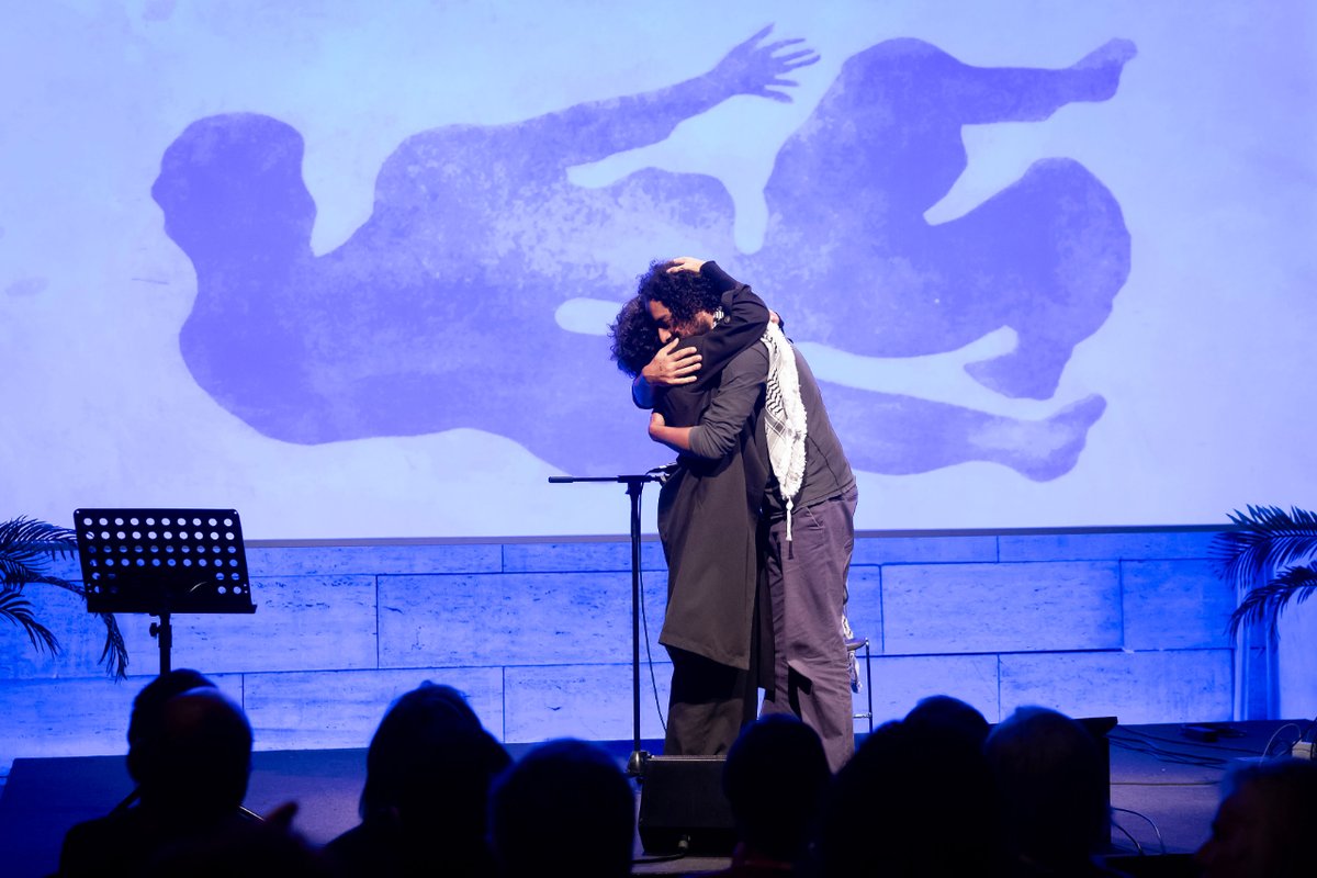 💧 Moved 💧 ja disponible a l'#ArxiuCCCB!

La poeta palestina Farah Chamma i el músic brasiler LIEV, que formen el duo Chamæleon, parteixen de Gaza per reflexionar sobre la fragilitat i la vulnerabilitat humanes.

▶️ cccb.org/ca/multimedia/…