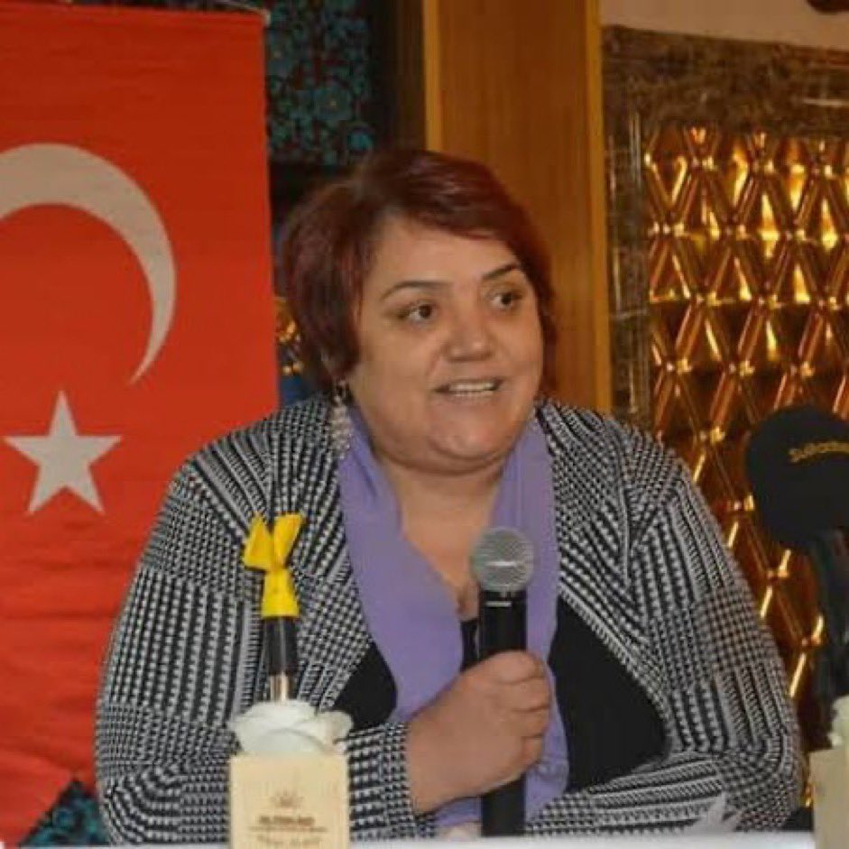 Bu kadına iyi bakın. Adı #GülsünDoygun. 15 kişinin tecavüzüne uğrayan 13 (on üç) yaşındaki çocuğa, mahkemede eteğinin boyunu sormaya kalktı.

Dilerim güldüğün bir gün görmeyesin.