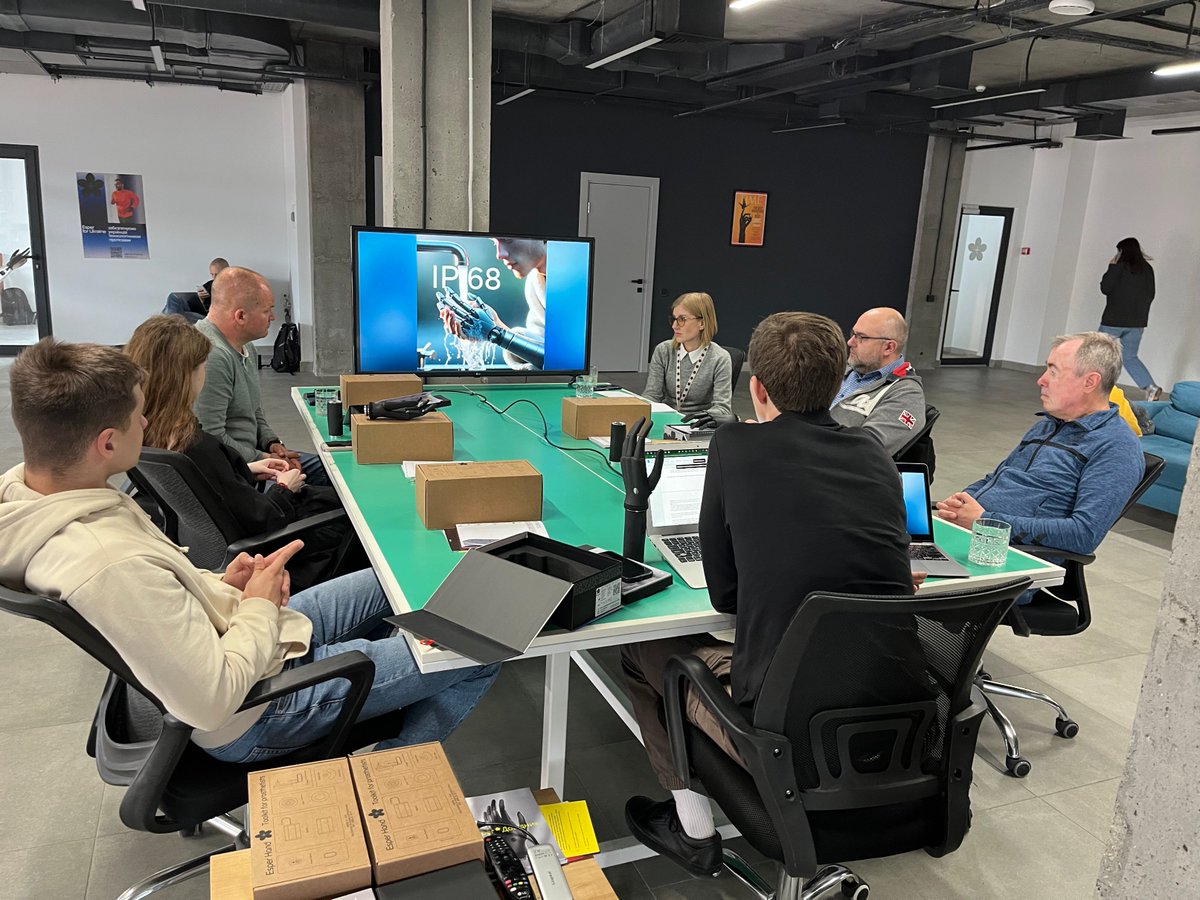 EsperBionics's tweet photo. We present, the first Esper Bionics graduates 🥳
5 prosthetists completed detailed, day-long training with our bionic hand. We are already anticipating the next workshop in a month!
#EsperHand #prosthetics #prosthetists #bionichand https://t.co/jjtUgKVaxR