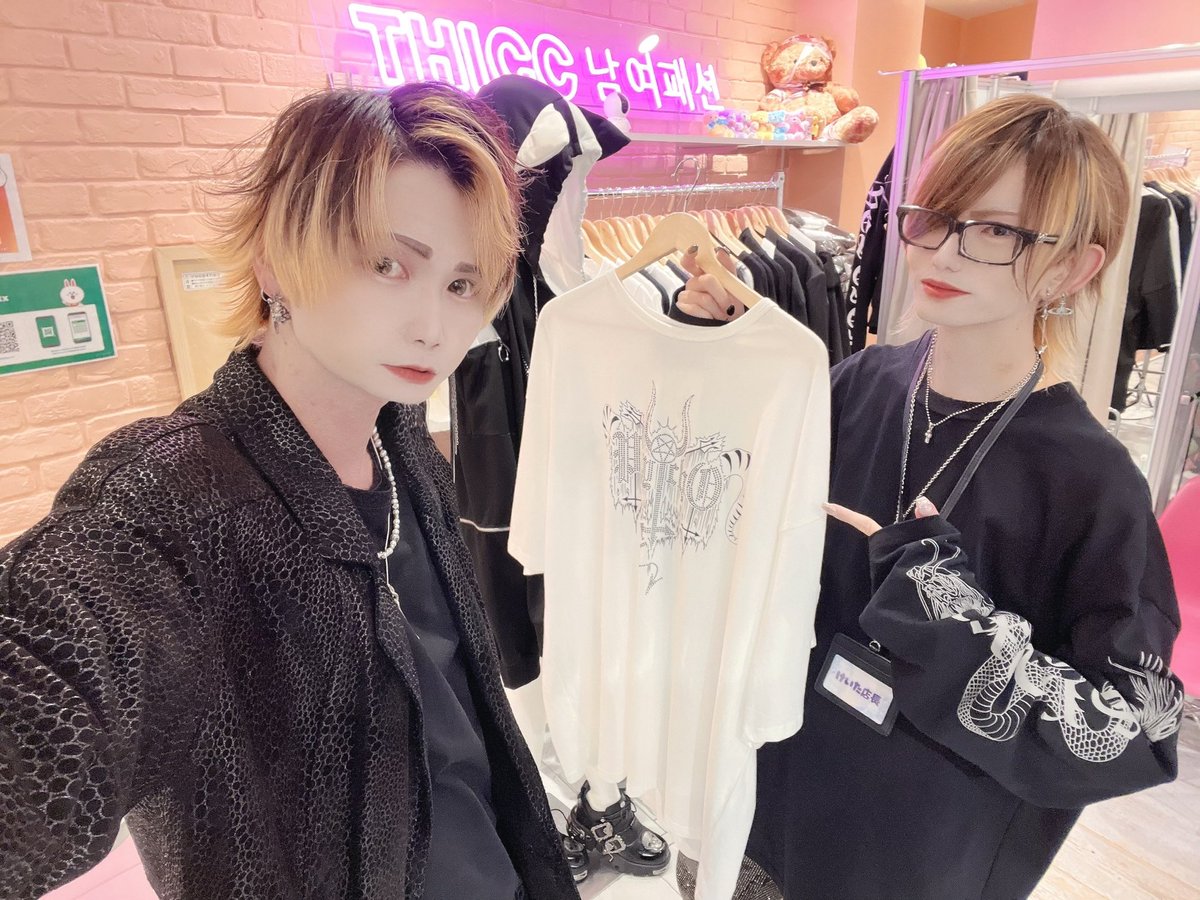 Rui_Secret_'s tweet photo. 久方ぶりの2連休、
今日は買い物Day

昼から慶太の店に突撃からの
休憩でグランフロントでご飯からの
慶太の店でTシャツ買い物して
その後、わしは1人でハクたまに
会いに行って買い物して
また慶太の店に戻って
閉店後にラーメン食べて
珍しく1人で出歩いた１日目であった

#BUFFALOBOBS #PSYNNYXX https://t.co/16txbdeUVr