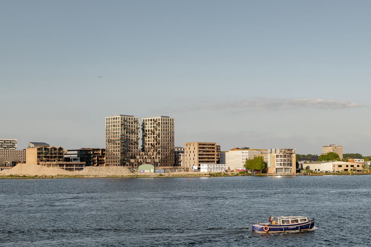 Architizer's tweet photo. Transforming 152 tonnes of building waste into a striking new landmark with twin towers and a cascading base, The 360 Degrees project is a true commitment to sustainability. 

Details: https://t.co/aSt9ZhRH00 | 📍Amsterdam, Netherlands https://t.co/uwnDjz0xuk