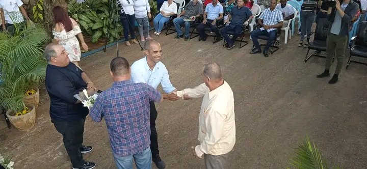 En la CPA Héroes de Yaguajay de #Alquizar se desarrolló el acto por el 17 de mayo y Día del Campesino 🇨🇺, se reconocieron a campesinos destacados, los que ratificaron el compromiso de continuar avanzando en la producción de alimentos.
#ArtemisaJuntosSomosMás