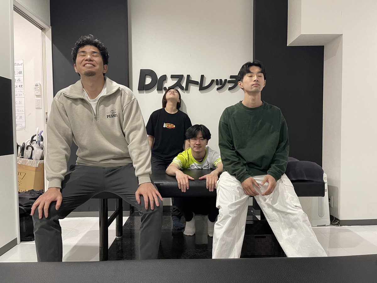 今日はみんなでサウナの整いポーズです！
やっぱり整う時は上向きたくなりますよね🔥
四谷三丁目店ではサウナ好きが沢山いるのだよくサウナのお話をします！
もしおすすめのサウナがあれば教えてください！
