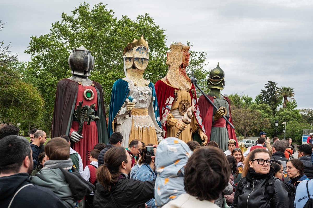 💥 La Dreta de l'Eixample celebra la seva #FestaMajor!

📆 Del 22 al 26 de maig, més de 60 activitats ompliran de festa els carrers.

🎶 Com a novetat, es farà la primera diada castellera de la història de la #FestaMajor!

📲 Consulta el programa.
via.bcn/viY950RFCK0