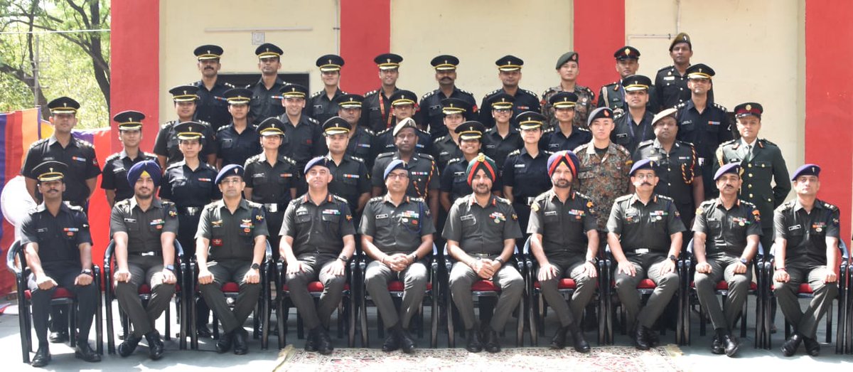 “𝐄𝐌𝐄 𝐒𝐜𝐡𝐨𝐨𝐥, 𝐕𝐚𝐝𝐨𝐝𝐚𝐫𝐚” 31 Young Officers including seven Officers from Friendly Foreign Countries of #Bhutan, #Nepal & #SriLanka successfully completed the prestigious Young Officers Course at #EME School. Lt Vipul Gaur was adjudged the Best Student. Capt