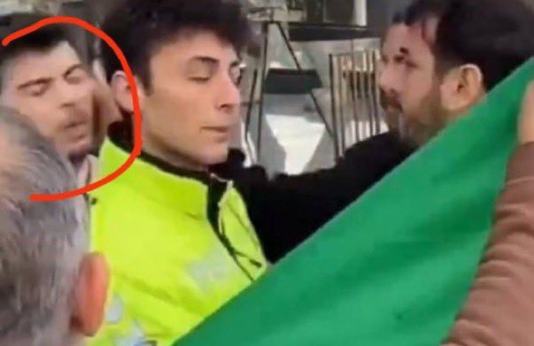 Cumhuriyet karşıtı izinsiz yürüyüş yapan, bir Türk gencini kasten linç ettirmeye çalışan #İsmailAydemirTutuklansın, polisin yanında Ege'yi darp eden #OğuzhanToksunTutuklansın dedik, yargı sadece mağdur Türk evladı Ege'yi tutukladı!

Peki ya diğerleri?
