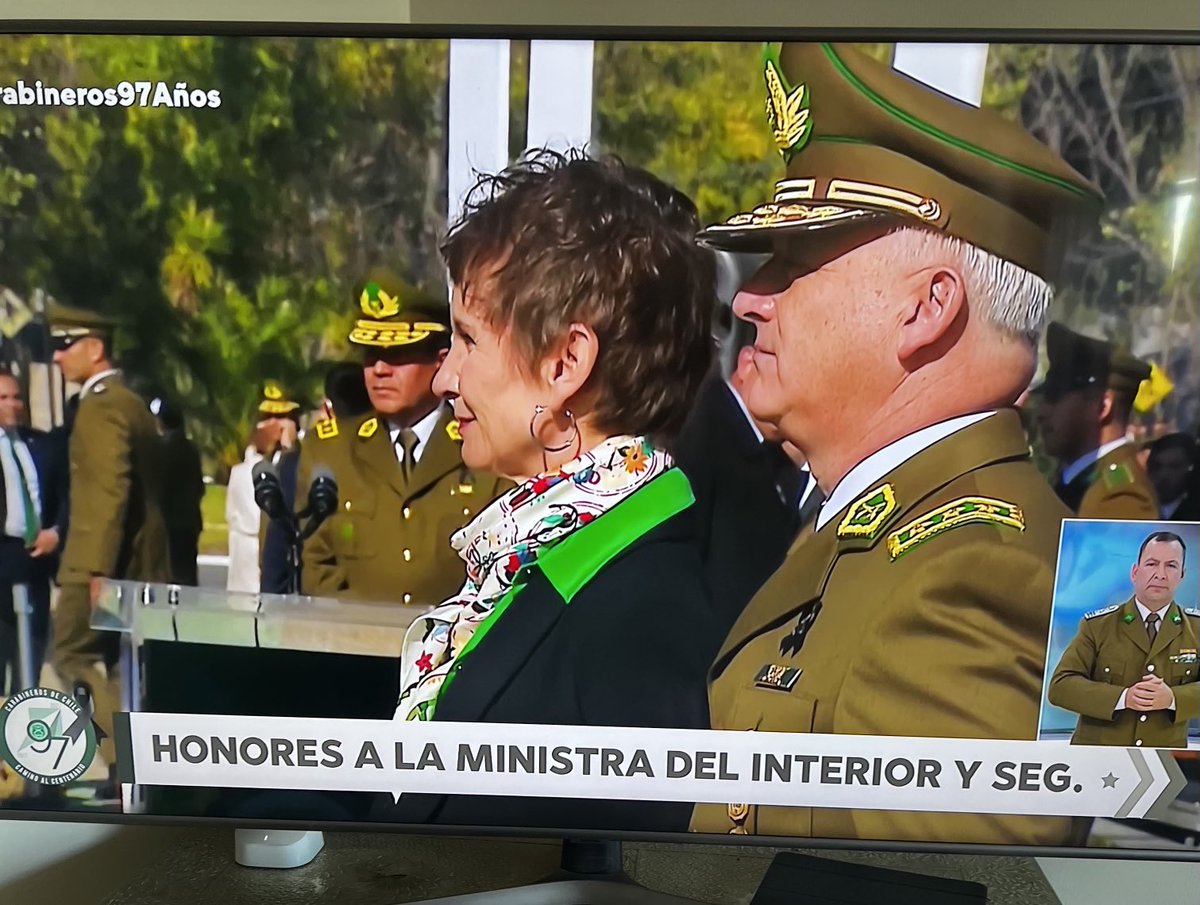 Esto es #INDIGNANTE‼️‼️‼️‼️una vergüenza,‼️‼️‼️‼️🔺Hoy Carabineros rindiéndole honores a la mujer q no ha realizado nada por la seguridad ‼️‼️ ‼️‼️‼️🔺Seguro q Ella planificó esto, ‼️‼️🔺como es prepotente, el subliminal q envía es YO TENGO EL PODER, no importa lo q digan o hagan