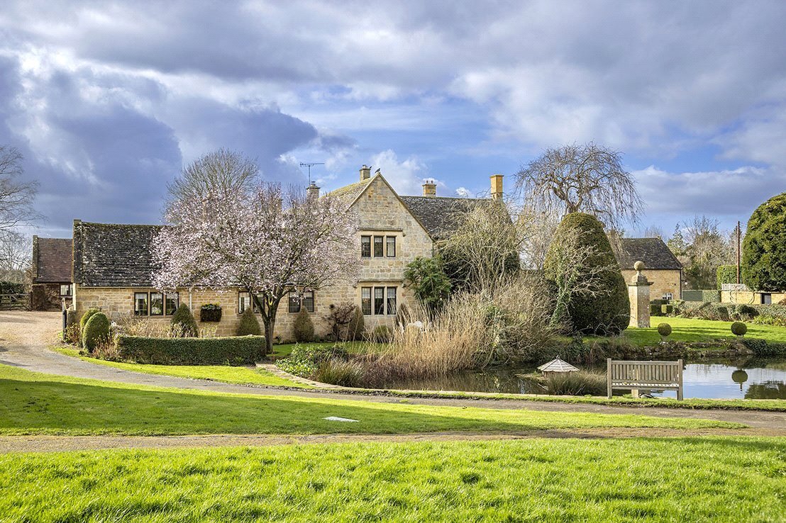 @Countrylifemage: #Propertiesoftheweek, featuring Pool End Farm 'a delightful #GradeIIlisted, two bedroom Cotswold #stonecottage that lies in the heart of the village of #Willersey'.

On the market with #JacksonStops with a guide price of £600,000.

jackson-stops.co.uk/properties/189…