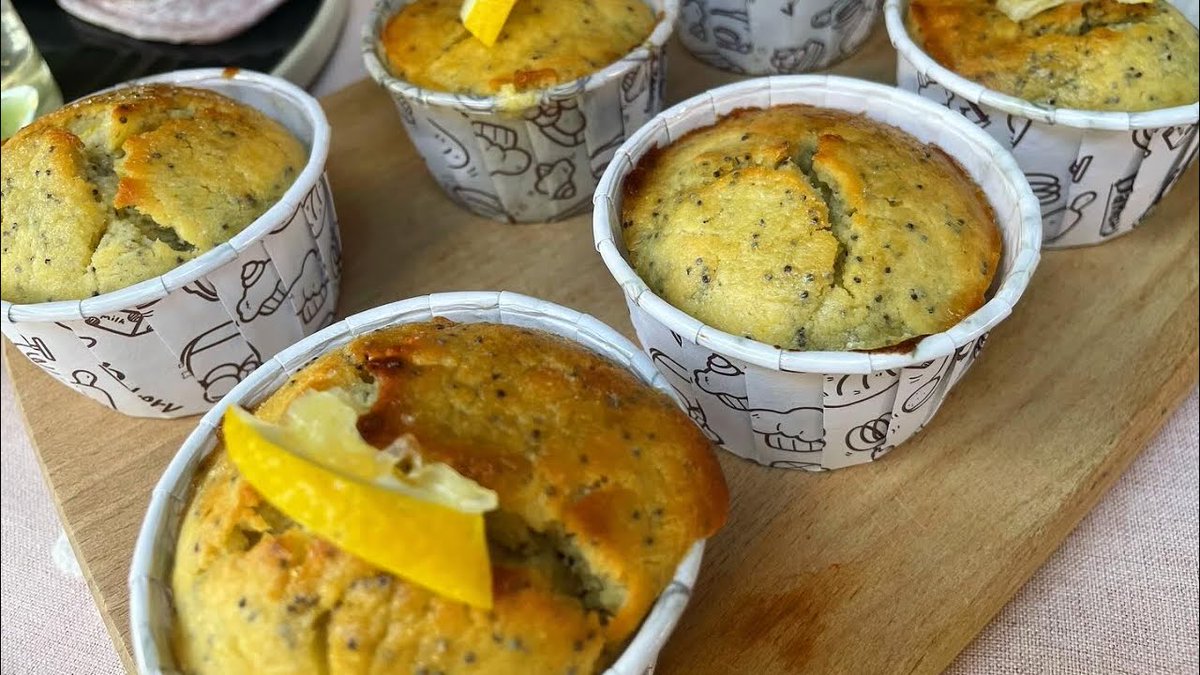 Incredibly #Moist and low sugar #Lemon #Poppyseed muffins | Healthy recipe diningandcooking.com/1388852/incred… #American #AmericanRecipes #GreekYogurt #LemonPoppySeedMuffinsRecipe #LowSugar #Muffin #RecipeVideos #Recipes #Thermomix #TM