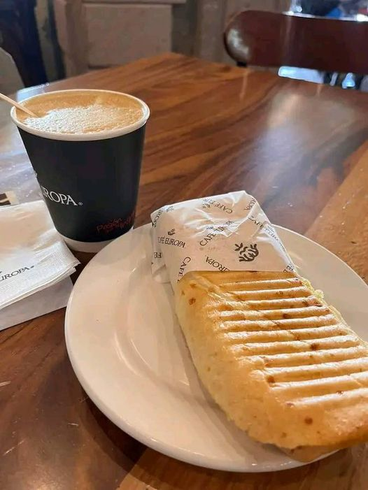 Sentado en la cafetería tomando un café y escuchando a 3 chicas hablando mal de una tal Julia, después de 20 minutos de criticar desde el pelo hasta la familia de esa "Julia", con mucho libertinaje y sarcasmo, se callan porque Julia entra a tomar café con ellas...
Julia, una