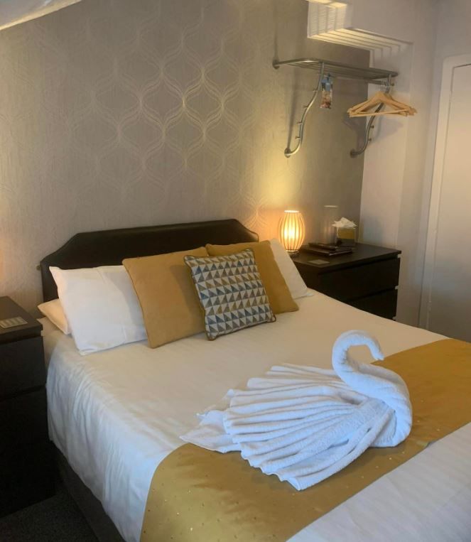 Experience the comfort and hospitality of The Strathdon Hotel during your Blackpool getaway. Book today and relish a memorable stay in Lancashire! 🌹🛏️ thebandbdirectory.co.uk/10217 #Blackpool #Lancashire #WarmWelcome #Family #LicensedLounge #Accommodation #Explore #Beach #Attractions