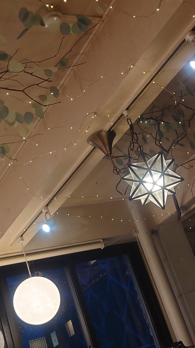 purplish_marimo's tweet photo. 今夜はJUNちゃん企画ライブ
窓から見える風景
musica hall cafe では最後
3人とも素敵な歌をありがとうございました🤗
 #JUN_006
 #Siesha
 #Youli 
 #musicahallcafe https://t.co/Utl36foHcz