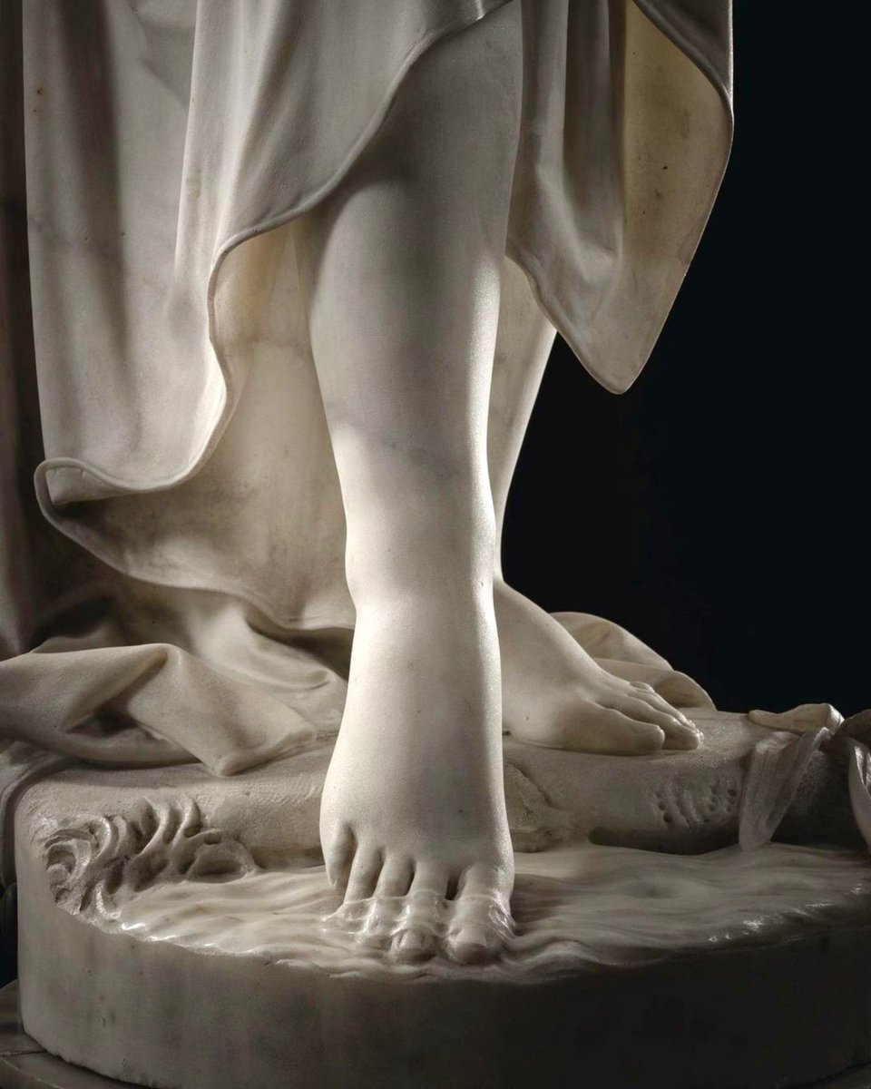 Thread de detalhes surreais de esculturas 

1. Água escorrendo pelos dedos dos pés