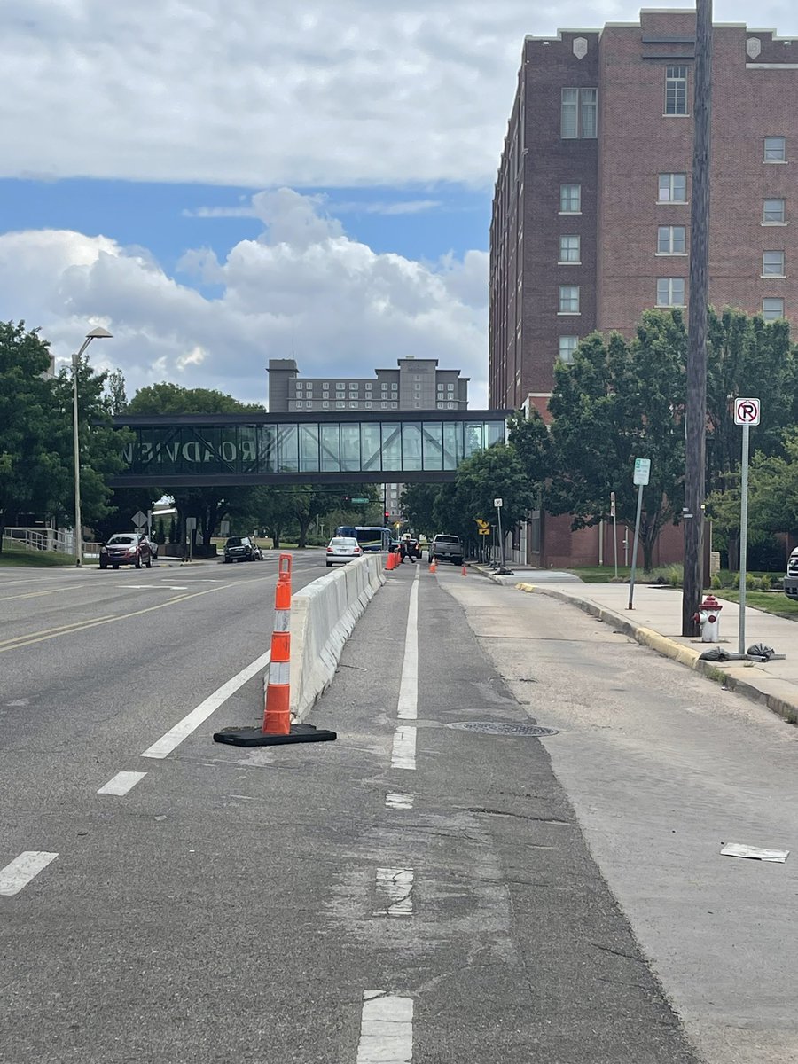 MidwestUrbanist's tweet photo. Shout out to this unofficial protected bike lane on Waco https://t.co/eOAFJ5qQ3B