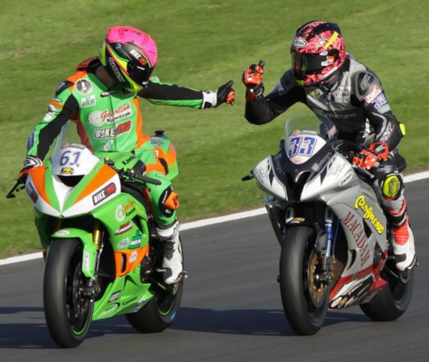 It's a Keith Farmer and Ben Currie kind of day from Cadwell August 2017 #BSB #Cadwell #Farmer33 #Farmer303 #Supersport 📸 P S Parrot