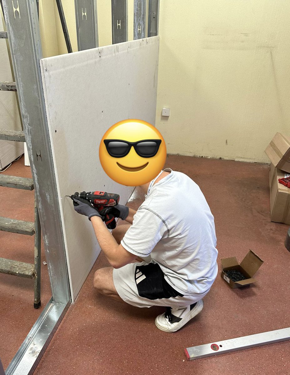 EdijsKlaisis's tweet image. Man bieži tiek jautāts, vai jaunieši nonākot pie mums mainās uz labo pusi. Nē, nemainās. Viņi kļūst par tādiem, kādi viņi ir “dziļi iekšā”. Par tādiem, kādi ir jaunieši, kuriem nav jācīnās par izdzīvošanu, kuriem nav jācieš no vecāku dzērāju/narkomānu vardarbības, kuriem nav…