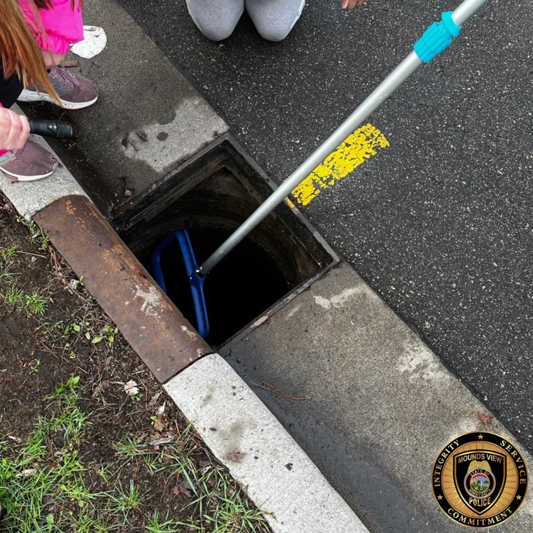 MoundsView_PD's tweet image. Ducks in the sewer? No problem! We are always available to answer your call! 📞

#MVPD #MoundsView #Minnesota #Police