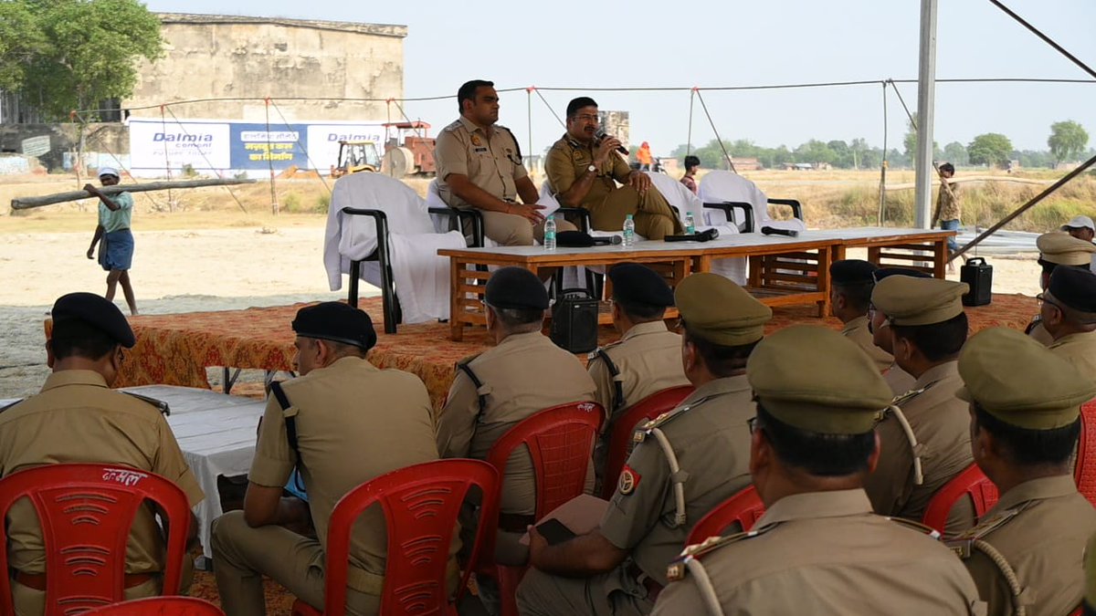 #IgRangeazh अखिलेश कुमार व #SpAzh द्वारा वीवीआईपी आगमन के प्रस्तावित कार्यक्रम के दृष्टिगत  जनपद आजमगढ़ में  सुरक्षा व्यवस्था में लगे समस्त अधिकारीगण के साथ मीटिंग कर दिया गया आवश्यक दिशा निर्देश।