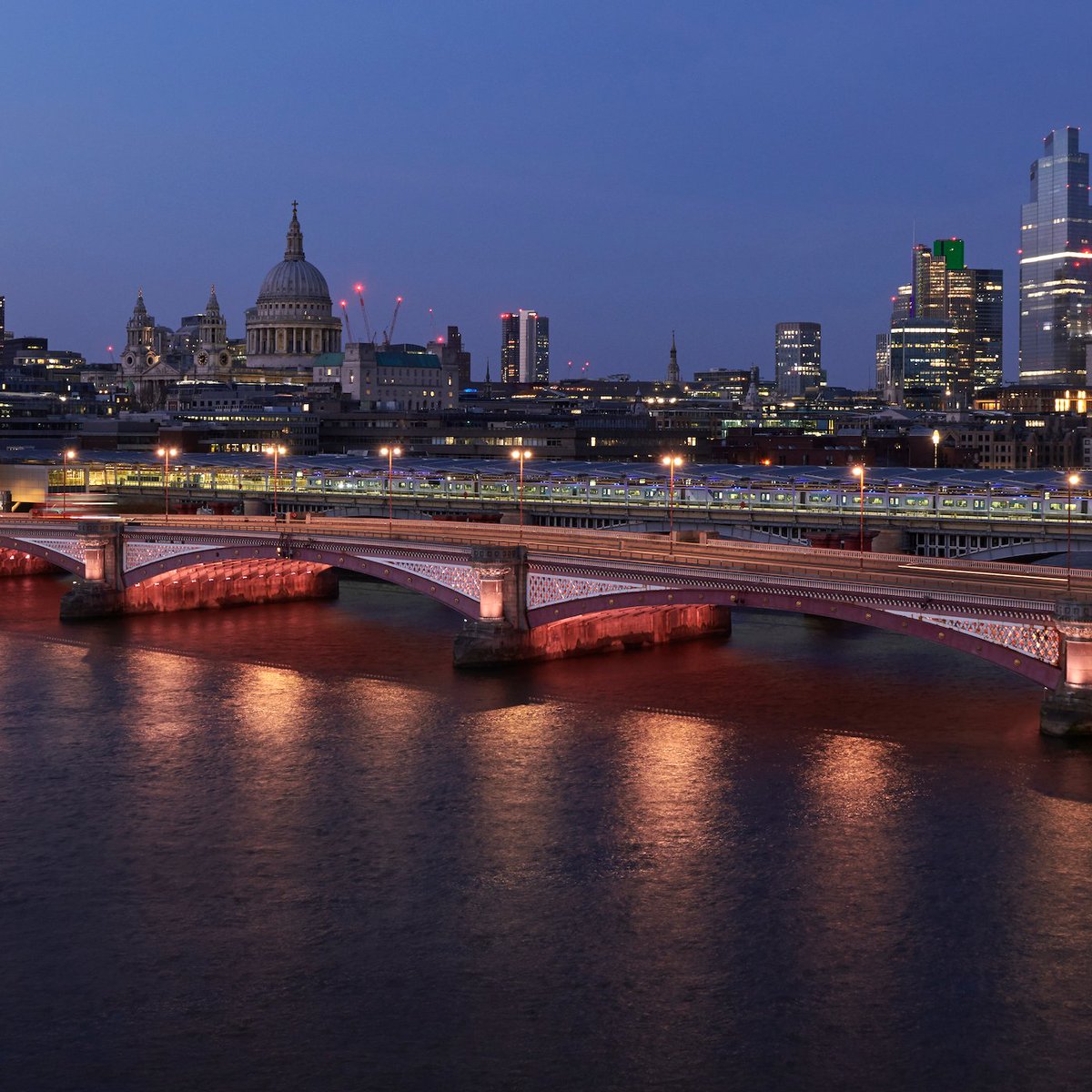 Here we look at Blackfriars Road Bridge before and after #IlluminatedRiver, showing how Leo Villareal’s light installation enhances its architecture at night. @VillarealStudio used subtle scarlet and mauve hues to reveal the underside of the bridge’s five iron arches.