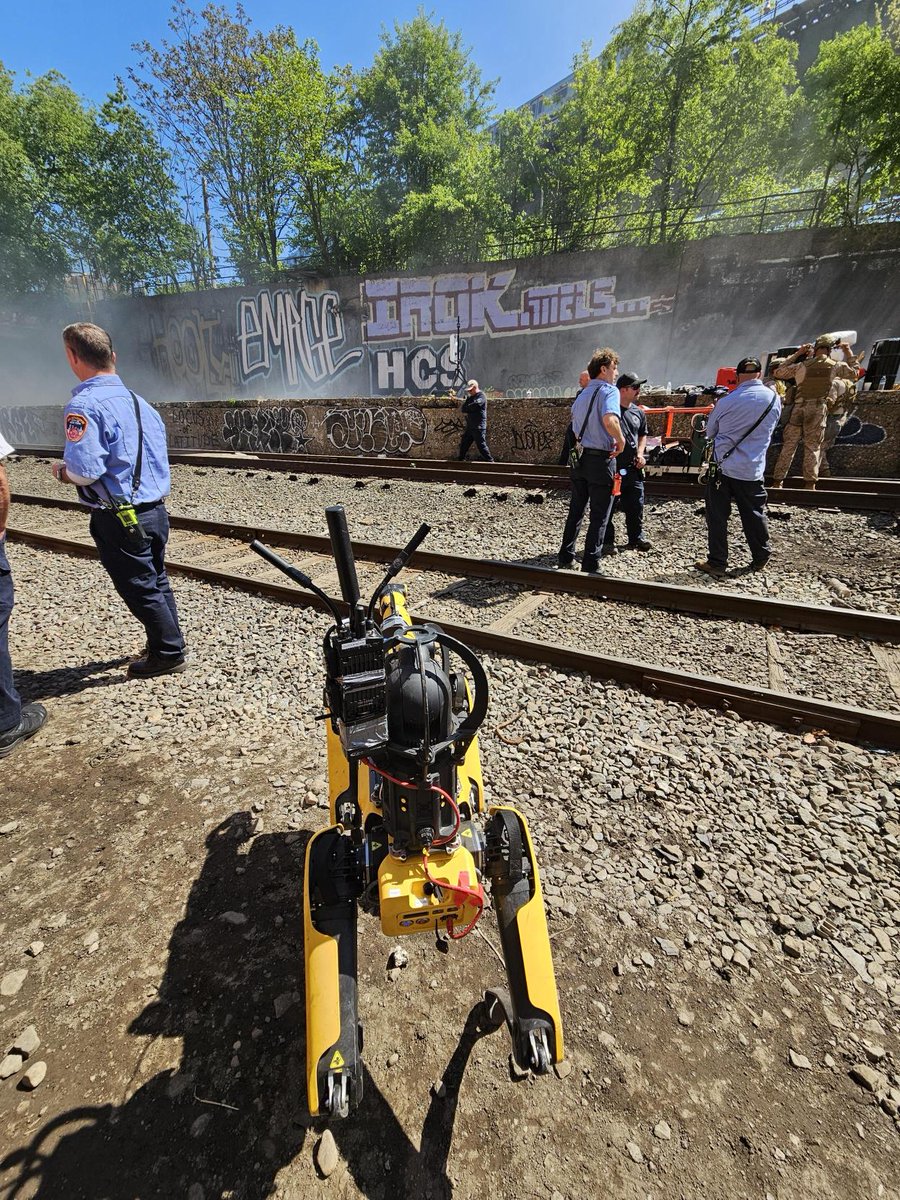 In collaboration with the @FDNY, our Wave Relay network connected an FDNY UGV operator to @BostonDynamics Spot during a subterranean exercise. This enabled FDNY to control Spot from over a mile away to guide first responders safely through the tunnel.