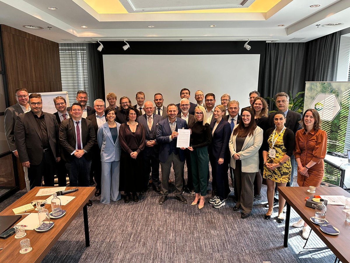 Today, national #hydrogenassociations signed a #Charter to strengthen their collaboration in the deployment of #hydrogen at national level✍🇪🇺 They commit to cooperate in promoting #h2 technologies, de-risking investments and capacity building. PR 🗞hydrogeneurope.eu/national-hydro…